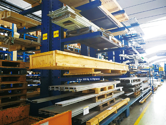 鋁包木門窗外鋁存放車間