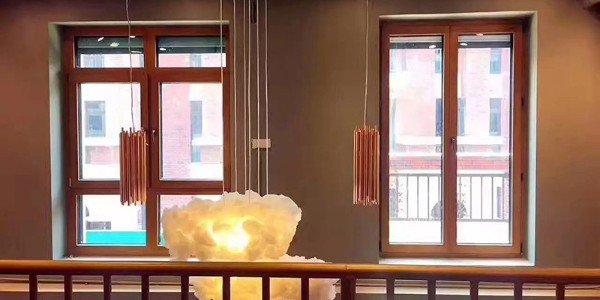 拆掉家中的舊門窗，更換為鋁包木門窗